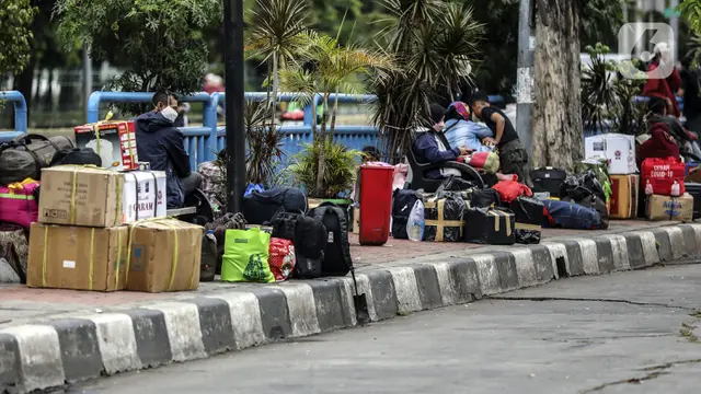 FOTO: Terminal Grogol Mulai Dipadati Pemudik
