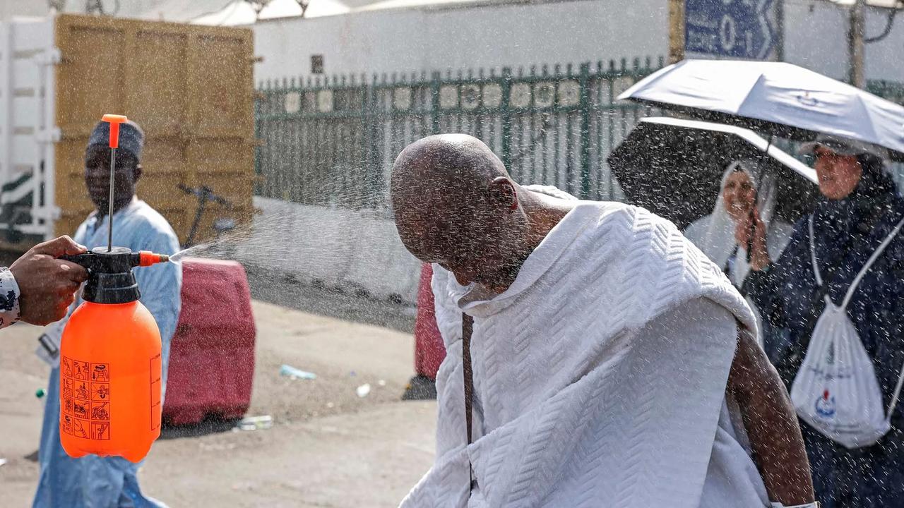 FOTO: Jemaah Haji Berpayung dan Disemprot Air Saat Cuaca Panas Ekstrem di Mina