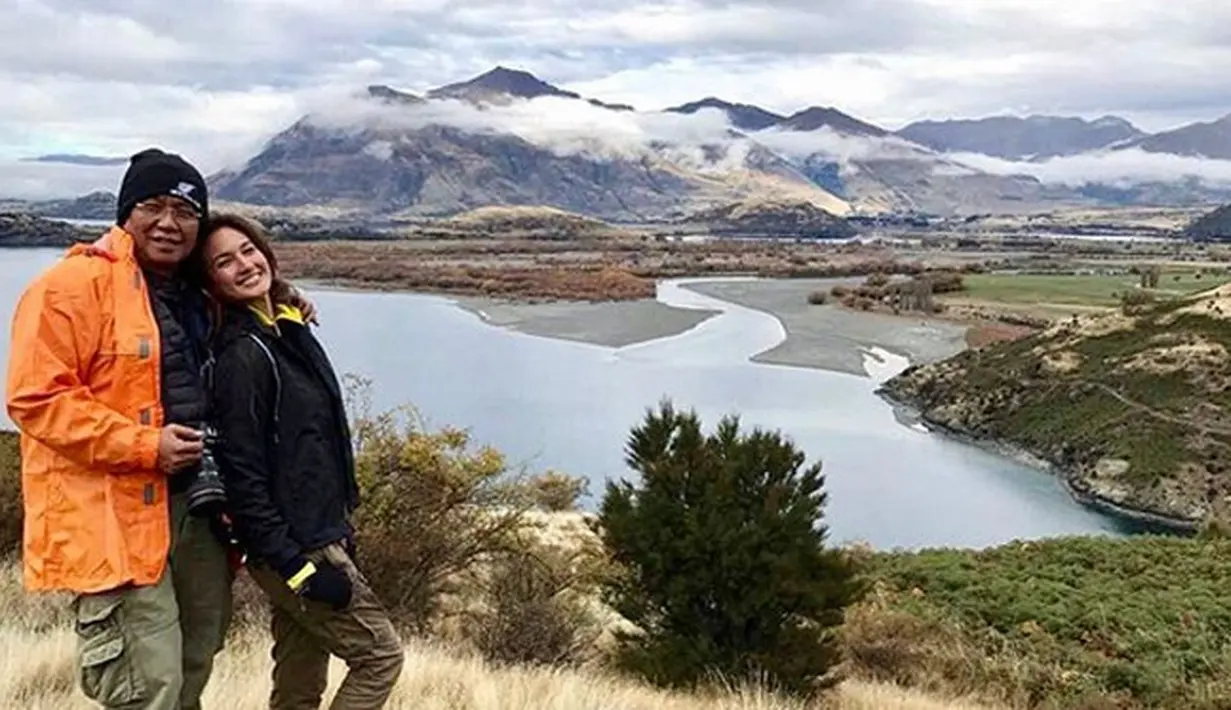 "Hadiah paling berkesan tahun ini, jelajah Wanaka bersama ayahku😍 * ooo..gemar jalan-jalan ternyata turun dari sebelahku ini toh!!!," tulis nadinelist. (Instagram/nadinelist)