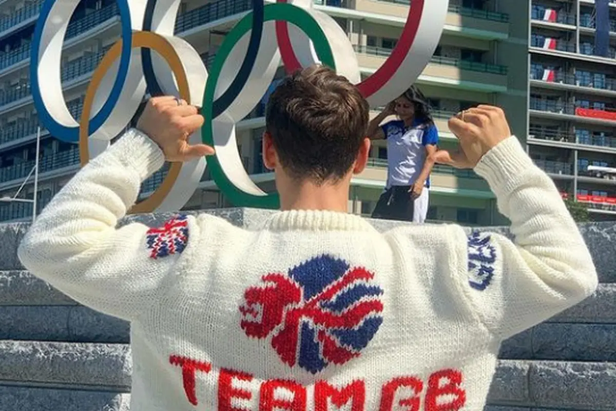 Tom Daley, Atlet Loncat Indah Inggris Viral Rajut Kardigan Spesial Olimpiade Tokyo 2020