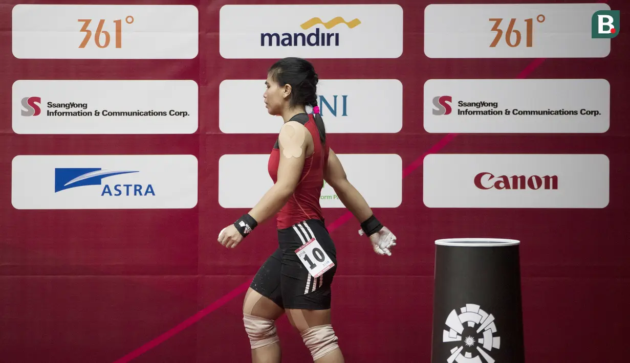 Atlet angkat besi, Sri Wahyuni, usai berlaga pada Asian Games di JIExpo, Jakarta, Senin, (20/8/2018). Sri Wahyuni menyumbang medali perak dengan total angkatan 195 kg. (Bola.com/Vitalis Yogi Trisna)