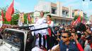 Capres 01 Joko Widodo di dampingi Istri Iriana Joko Widodo saat kampanye terbuka di Banyumas, Jawa Tengah, Kamis (4/4). Dalam kampanye tersebut Jokowi mengajak para pendukung untuk memerangi hoax dan memenangkan pasangan no urut 01 Jokowi-ma'ruf di banyumas.(Liputan6.com/Angga Yuniar)