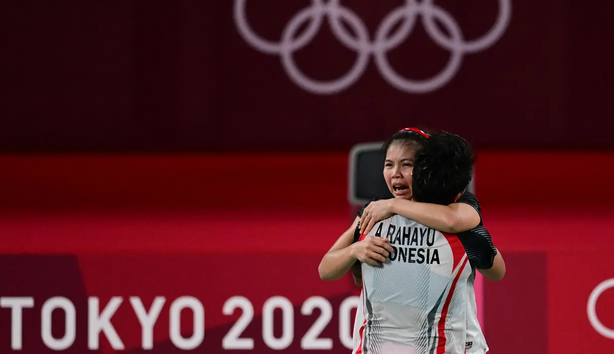 Pasangan Indonesia, Apriyani Rahayu dan Greysia Polii melakukan selebrasi setelah memenangkan pertandingan final bulu tangkis ganda putri melawan Jia Yifan dan Chen Qing Chen wakil dari China selama Olimpiade Tokyo 2020 di Musashino Forest Sports Plaza, Tokyo pada 2 Agustus 2021. (AFP/Pedro Pardo)