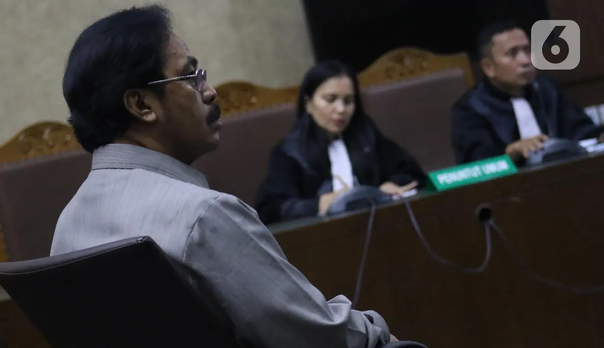 Mantan Gubernur Kepulauan Riau, Nurdin Basirun saat menjalani sidang pembacaan dakwaan di Pengadilan Tipikor Jakarta, Rabu (4/12/2019). Nurdin Basirun didakwa menerima gratifikasi Rp4,22 miliar dari berbagai pihak selama masa jabatannya dalam kurun waktu 2016-2019. (Liputan6.com/Helmi Fithriansyah)