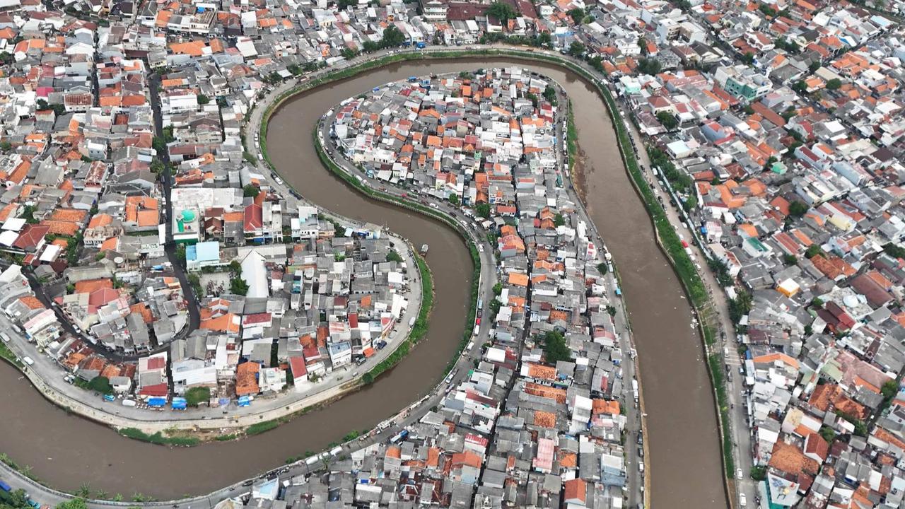 Normalisasi Kali Ciliwung Tersendat