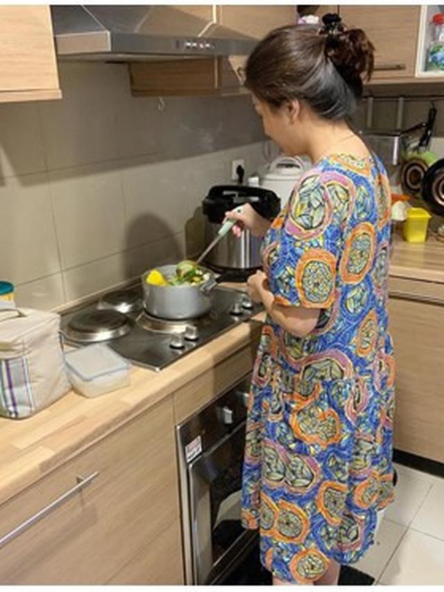 Dapur di apartemen Ruben Onsu, tempat dimana Sarwendah menyiapkan makanan untuk keluarganya.