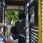 Perpustakaan mini yang diberi nama Pojok Baca Halte Bus, terletak di sebelah kanan pintu keluar berdekatan dengan pintu perekaman tiket. Foto: (Switzy Sabandar/Liputan6.com)