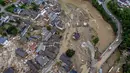 Rumah-rumah hancur terlihat di Schuld, Jerman, Kamis (15/7/2021). Banjir besar mengubah sungai dan jalan menjadi arus deras, menyapu mobil dan menyebabkan beberapa bangunan runtuh. .(AP Photo/Michael Probst)