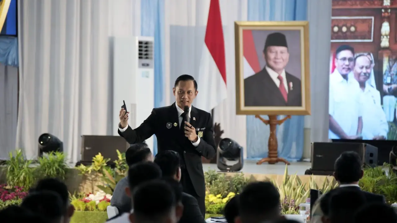 Menteri Koordinator Bidang Infrastruktur dan Pembangunan Kewilayahan Agus Harimurti Yudhoyono (AHY) saat menyampaikan Studium Generale di Institut Pemerintahan Dalam Negeri (IPDN) Jatinangor, Kamis (18/6) (Istimewa)