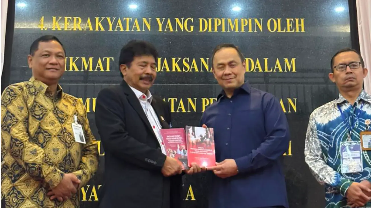 Kepala Badan Pembinaan Ideologi Pancasila (BPIP) Prof. Yudian Wahyudi meresmikan Prasasti Pancasila di Menara 165, Jakarta Selatan, Selasa, 16 Desember 2025.