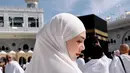 Dalam perjalanannya ke Tanah Suci, penampilannya tidak hanya anggun dalam balutan busana syar’i, tetapi juga memancarkan kecantikan natural yang semakin bersinar dengan riasan fresh dan effortless. [@celie_evangelista].