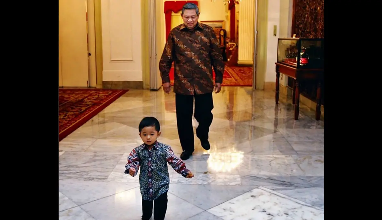 SBY sedang bermain dengan cucu tercinta."Kejar aku Pepooooo.. " (18/06/2014)(Istimewa/Instagram@aniyudhoyono)