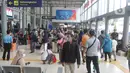 Aktivitas calon penumpang kereta api jarak jauh sambil menanti waktu keberangkatan di Stasiun Pasar Senen, Jakarta, Sabtu (1/5/2021). Calon penumpang KA Jarak Jauh memilih berangkat lebih awal sebelum batas pelarangan mudik lebaran 2021 pada 6 hingga 17 Mei 2021, (Liputan6.com/Helmi Fithriansyah)