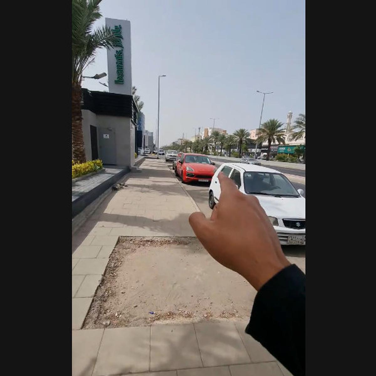Orang Arab Seenaknya Tinggalkan Bentley Hingga Jaguar di Pinggir Jalan Sampai Bulukan