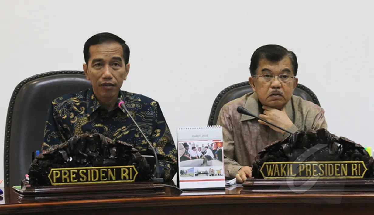 Presiden Joko Widodo didampingi Wapres Jusuf Kalla menggelar rapat terbatas di Kantor Presiden, Jakarta, Kamis (5/3/2015). Presiden menginstruksikan proyek jalan tol Trans Sumatera dimulai pembangunannya pada April 2015. (Liputan6.com/Faizal Fanani)