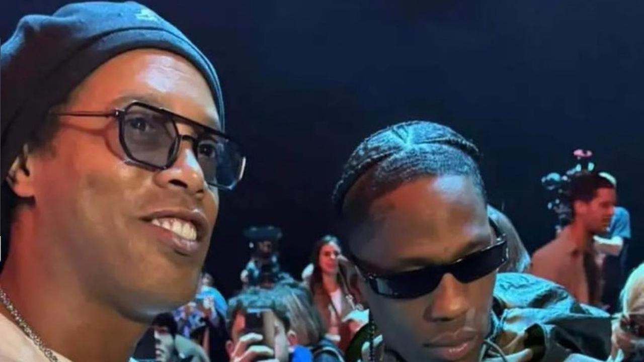 Momen ikonik terjadi di Paris! Travis berfoto dengan legenda sepak bola Ronaldinho di acara Nike. Dua bintang ini bikin suasana semakin meriah!