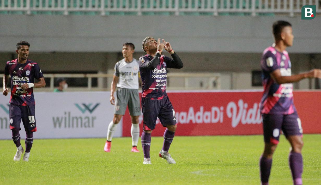 Pemain Rans Cilegon FC, Cristian Gonzales melakukan selebrasi usai mencetak gol ke gawang Persis Solo dalam matchday pertama Grup X Babak 8 Besar Liga 2 2021/2022 di Stadion Pakansari, Bogor, Rabu (15/12/2021). (Bola.com/M Iqbal Ichsan)