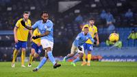 Gelandang Manchester City, Raheem Sterling melakukan eksekusi penalti yang gagal berbuah gol ke gawang Brighton and Hove Albion dalam laga lanjutan Liga Inggris 2020/21 di Etihad Stadium, Rabu (13/1/2021). Manchester City menang 1-0 atas Brighton. (AFP/Laurence Griffiths/Pool)