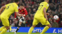 Pemain Manchester United Cristiano Ronaldo (tengah) menendang bola saat melawan Brentford pada pertandingan sepak bola Liga Inggris di Stadion Old Trafford, Manchester, Inggris, 2 Mei 2022. Manchester United menang 3-0. (AP Photo/Jon Super)