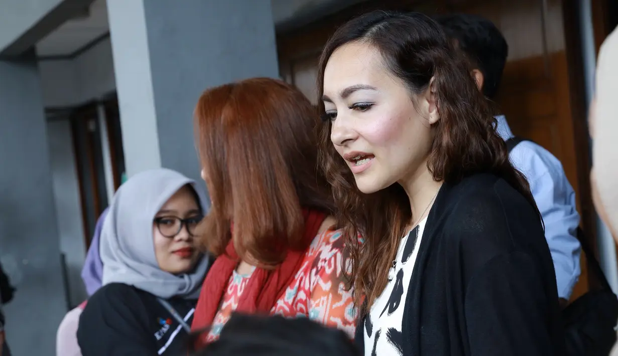 Dewi Rezer didampingi kuasa hukumnya, Merly Aprilita datang di Pengadilan sekitar pukul 13.00 WIB. Berbalut busana dress putih bermotif hitam. (Galih W. Satria/Bintang.com)