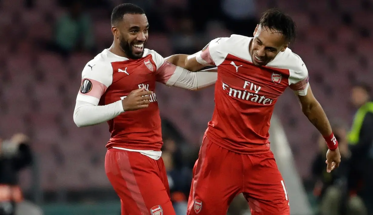 Penyerang Arsenal, Alexandre Lacazette (kiri) berselebrasi bersama rekannya Pierre-Emerick Aubameyang usai mencetak gol ke gawang Napoli pada leg kedua babak perempat final Liga Europa di stadion San Paolo di Naples, Italia (18/4). Arsenal menang tipis 1-0 atas Napoli. (AP Photo/Luca Bruno)