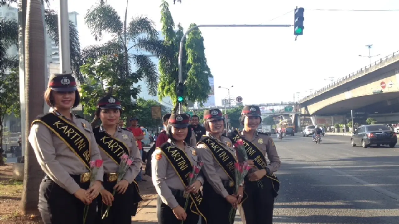 Peringati Hari Kartini, Polwan Bagikan 100 Mawar di Tengah Macet