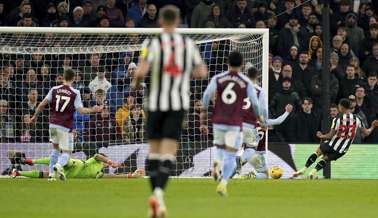 Pemain Aston Villa, Alex Moreno, berusaha menghalau tendangan pemain Newcastle United, Jacob Murphy,  pada laga Liga Inggris di Stadion Villa Park, Birmingham, Selasa (30/1/2024). Newcastle berhak naik ke peringkat tujuh dengan poin 32, sama dengan poin Brighton dan Manchester United yang masing-masing menduduki peringkat delapan dan sembilan. (Jacob King/PA via AP)