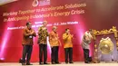 Menko Kemaritiman Indroyono Soesilo (kanan) memukul gong sebagai tanda pembukaan The Indonesian Petroleum Association Convention and Exhibition (IPA Convex) ke-39 di JCC Senayan, Rabu (20/5). (Liputan6.com/Faizal Fanani)