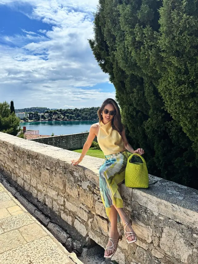 6 Outfit Liburan ala Cinta Laura, Tampil Fresh dan Super Fashionable