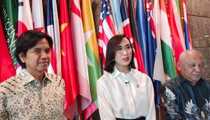 Menteri Pariwisata RI, Widiyanti Putri Wardhana, bersama Ketua Harian PB Akuatik Indonesia, Harlin E. Rahardjo. (Bola.com/Muhammad Adi Yaksa).