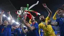Kiper Italia,  Gianluigi Donnarumma (kedua kanan) berselebrasi dengan rekan-rekannya usai usai memenangkan pertandingan final Euro 2020 melawan Inggris di stadion Wembley di London, Minggu, 11 Juli 2021. Donnarumma gabung dengan status free agent alias cuma-cuma. (Laurence Griffiths/Pool via AP)