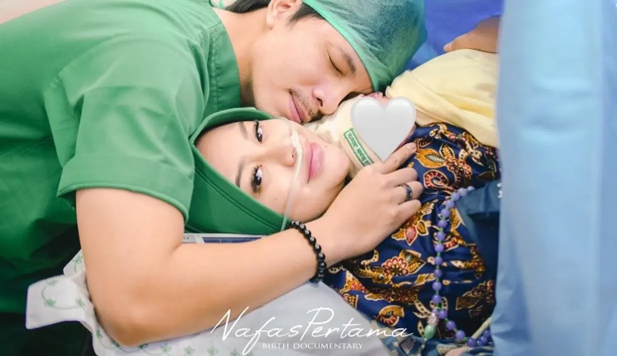 Saat lahiran, Atta Halilintar menemani sang istri. Di samping Aurel Hermansyah, Atta sampai memegang tangan Aurel hingga menangis saat sang bayi lahir.