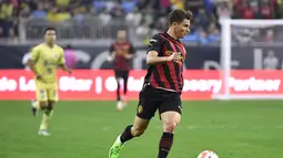 Penyerang Manchester City, Julian Alvarez berlari membawa bola saat bertanding melawan Club America pada pertandingan persahabatan Pra-Musim di NRG Stadium di Houston, Texas (20/7/2022). Manchester City menang tipis atas America 2-1. (AFP/Logan Riely)