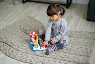 Aktivitas yang menyenangkan dapat membantu anak-anak menjadi tidak banyak tingkah selama menunggu waktu berbuka puasa. (Foto/dok: Pexels/Polesietoys)