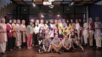 Total 20 Finalis Puteri Muslimah Indonesia 2019 Indosiar berfoto bersama team leader KLY, di Gedung KLY, Senin (21/4). (Zulfikar Abubakar).