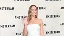 Margot Robbie menyapa awak media saat tiba menghadiri World Premiere "Amsterdam" di Lincoln Center di New York City pada 18 September 2022. Bagian atas gaun itu terdiri dari bahan yang lebih tebal dan kasar dengan warna yang sama yang menarik perhatian. (Dia Dipasupil/Getty Images/AFP)