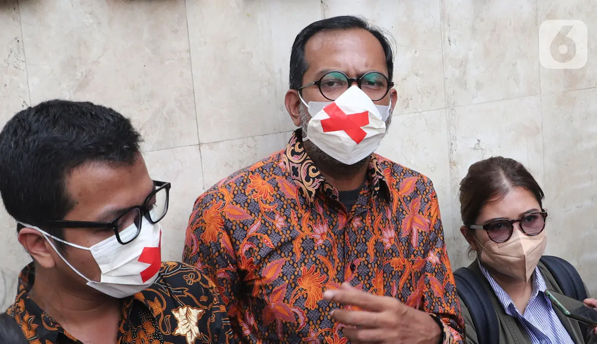 Direktur Lokataru Haris Azhar dan Koordinator KontraS Fatia Maulida (kanan) seusai mendatangi Polda Metro Jaya, Jakarta, Kamis (21/10/2021). Keduanya memenuhi panggilan mediasi berkaitan dengan dugaan pencemaran nama baik yang dilaporkan Luhut Binsar Pandjaitan. (Liputan6.com/Herman Zakharia)