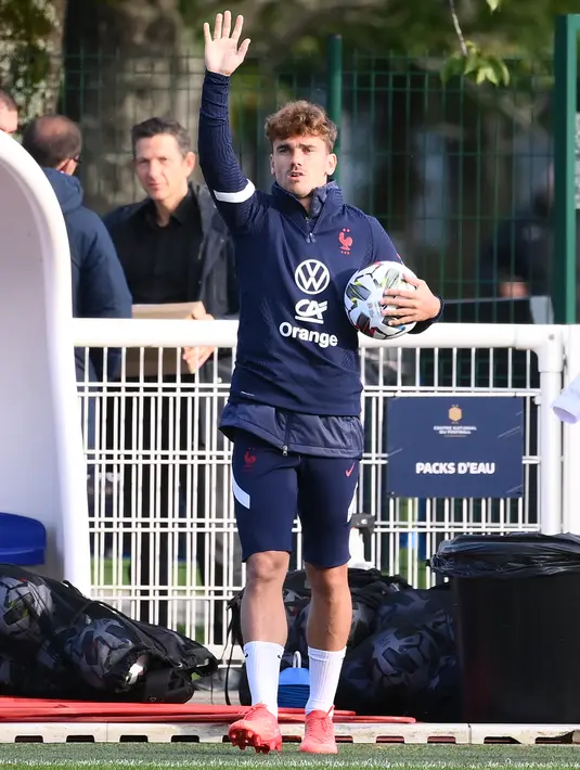 Penyerang Prancis, Antoine Griezmann saat tiba menghadiri sesi latihan tim di Clairefontaine-en-Yvelines (4/10/2021). Prancis akan bertanding melawan Belgia pada semifinal UEFA Nations League di Allianz Stadium. (AFP/Franck Fife)