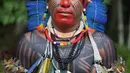 Seorang pria bernama Txhale dari suku Fulni-o berpose untuk difoto di Rio de Janeiro, Brasil (14/4). (AFP/Carl De Souza)