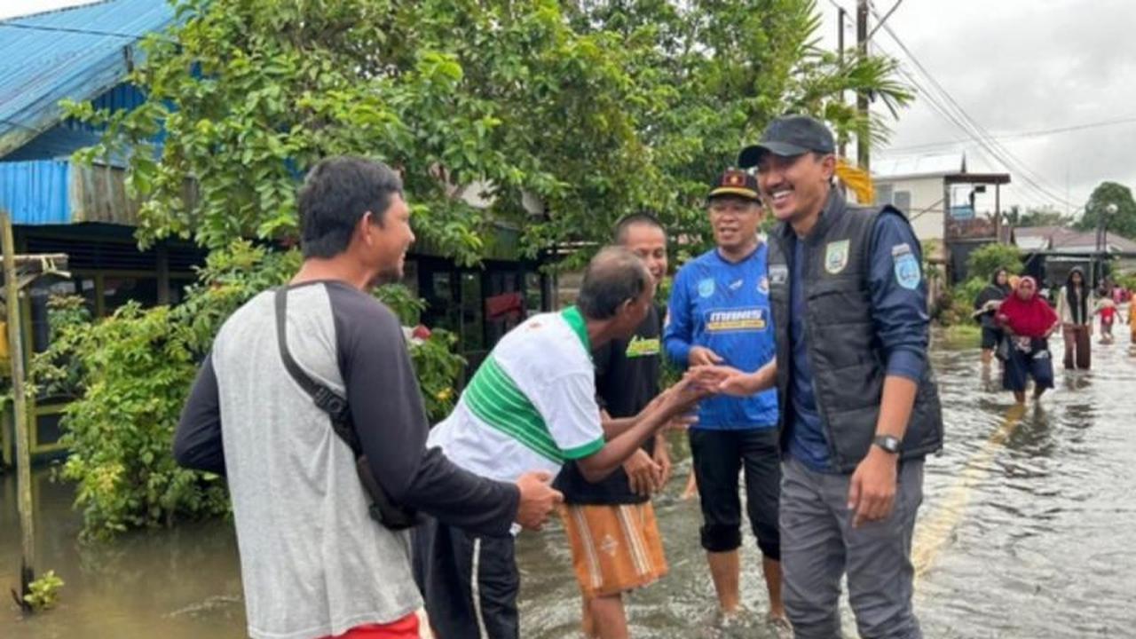 Bupati Banjar H. Saidi Mansyur Serahkan Bantuan Banjir, Warga Diimbau Tetap Waspada
