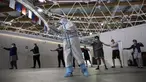 Seorang tenaga medis memimpin senam Tai Chi di rumah sakit sementara COVID-19 di Istana Es Krylatskoye di Moskow, Rabu (10/2/2021). Rusia mencatat lebih dari empat juta kasus infeksi virus corona pada Rabu (10/2) dan merupakan jumlah kasus tertinggi keempat di dunia. (AP/Alexander Zemlianichenko)