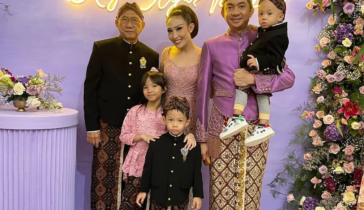 Merayakan hari jadi pernikahan, keduanya juga kembali tampil dengan kebaya dan beskap plus batik nuansa warna ungu. (Foto: Instagram @mrsayudewi)