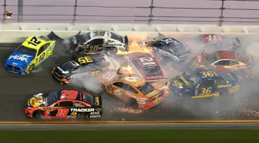 Sejumlah mobil terlibat kecelakaan dalam balapan NASCAR Daytona 500 di Daytona International Speedway, Daytona Beach, Florida, AS, Minggu (17/2).  Kecelakaan berpapi-api tersebut melibatkan 21 mobil pembalap. (AP Photo/Gary McCullough)