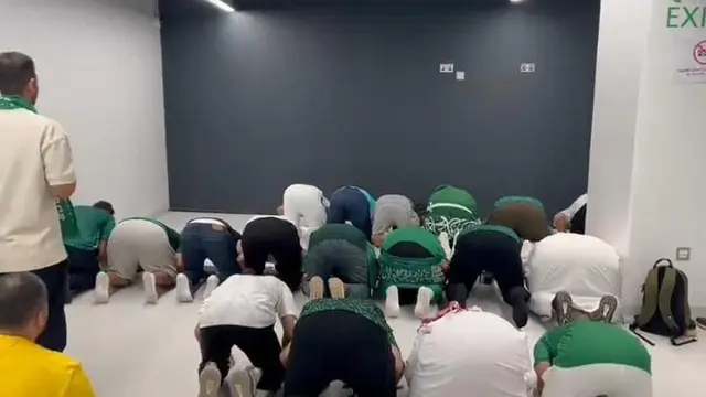 ksi Suporter Arab Saudi Mencuri Perhatian Saat Melaksanakan Sholat Maghrib Berjamaah