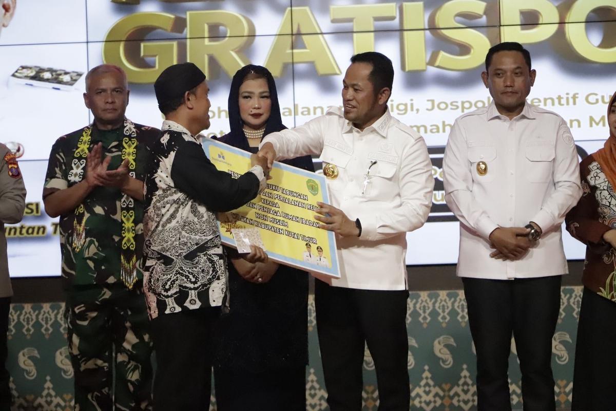 Gubernur Kaltim Harum Serahkan Program Unggulan Gratispol-Jospol di Bontang, Kutim, dan Berau