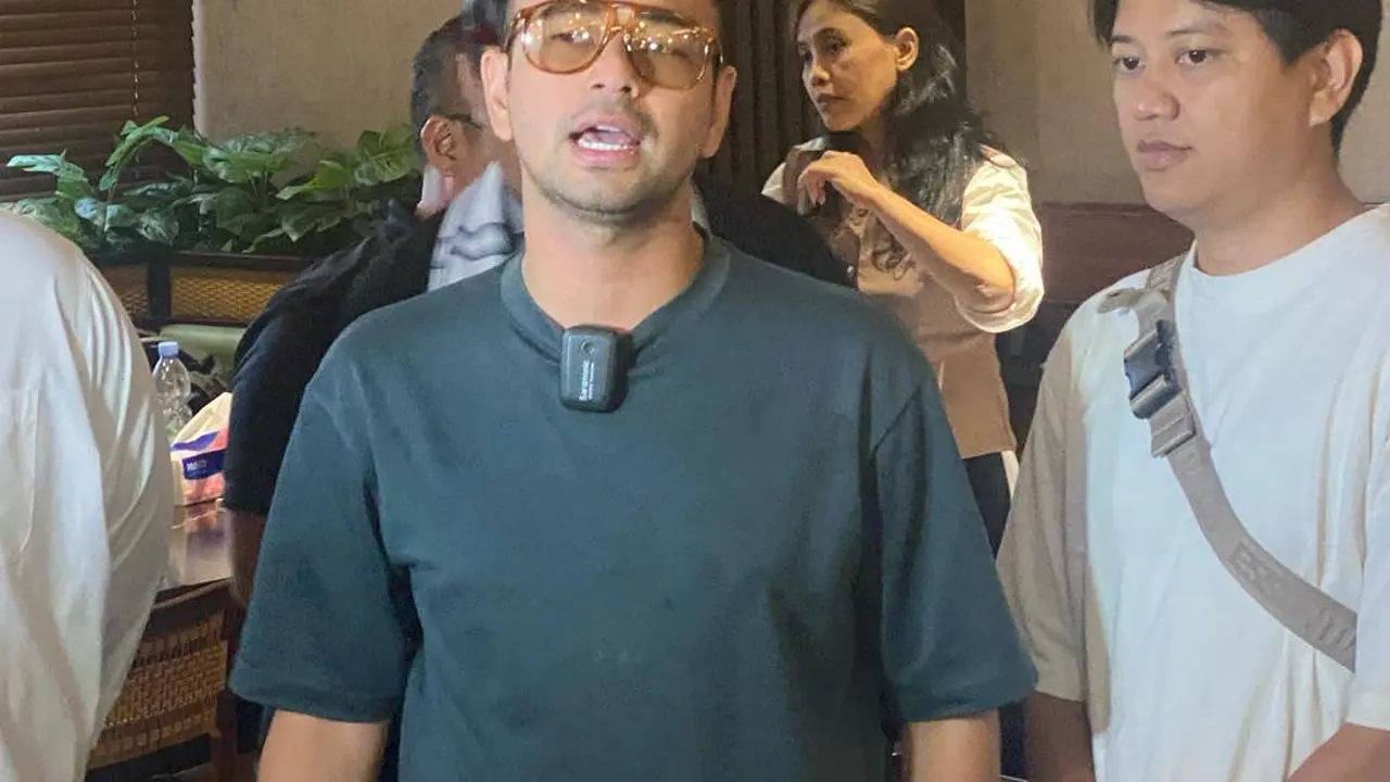 Raffi Ahmad saat peresmian  cabang ke-29 dari jaringan Rojo Sambel.