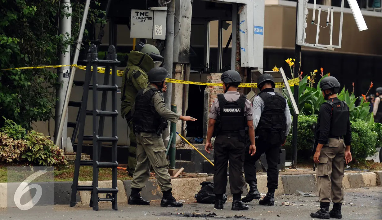 Petugas Gegana Polri melakukan pemeriksaan di sekitar pos polisi di perempatan Sarinah Jl MH Thamrin, Jakarta, Kamis (14/1/2016). Pasca ledakan, aparat Gegana langsung melokalisir tempat kejadian perkara (TKP). (Liputan6.com/Helmi Fithriansyah)