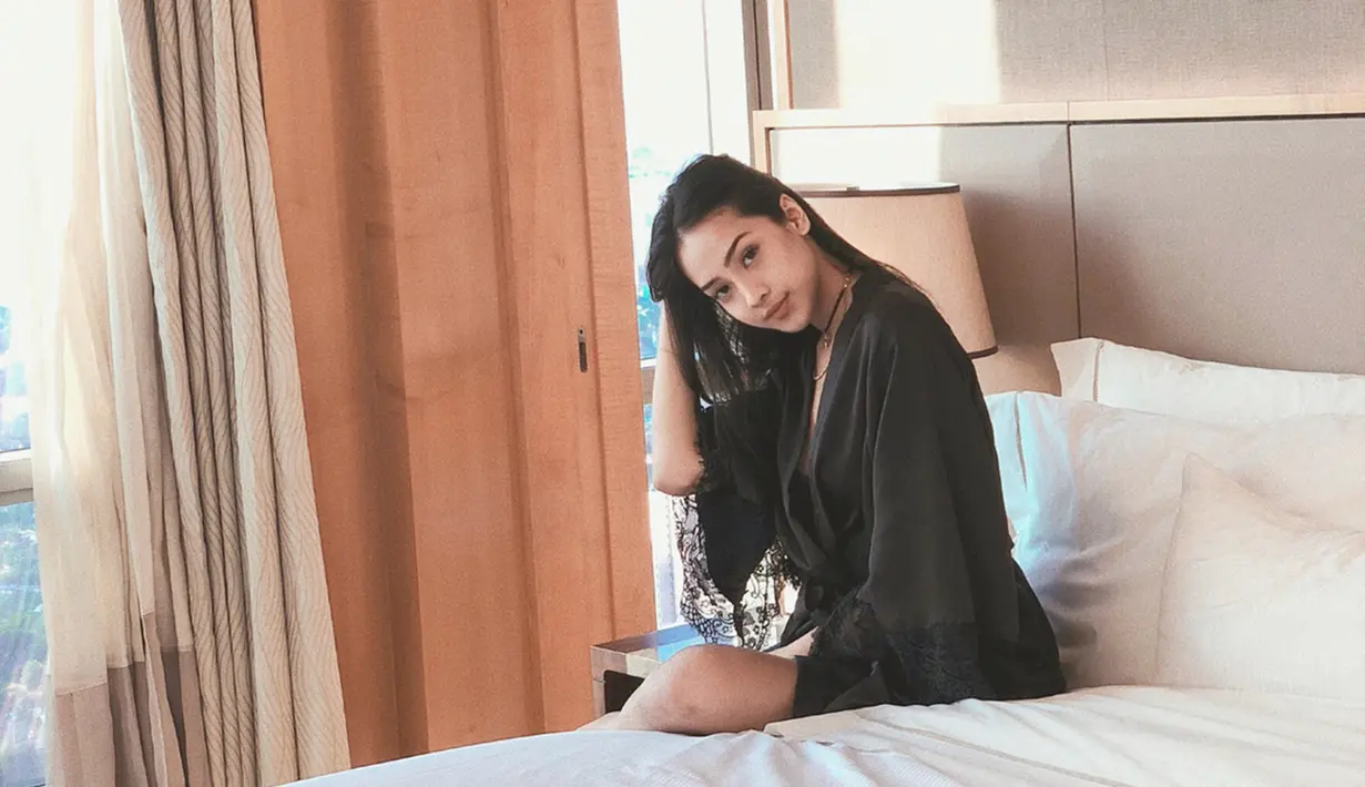 Nur Amalina Hayati atau lebih dikenal dengan Anya Geraldine yang dikenal sebagai selebgram sejak awal kemunculannya ini sedang berada di hotel dengan kenakan baju tidur berwarna hitam (Liputan6.com/IG/anyageraldine)