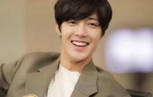 Lagi Asik Main ke Kota Tua Jakarta,  Kim Hyun Joong Aktor  Tak Sengaja Rekam Momen Kocak Pesepeda Nyungsep