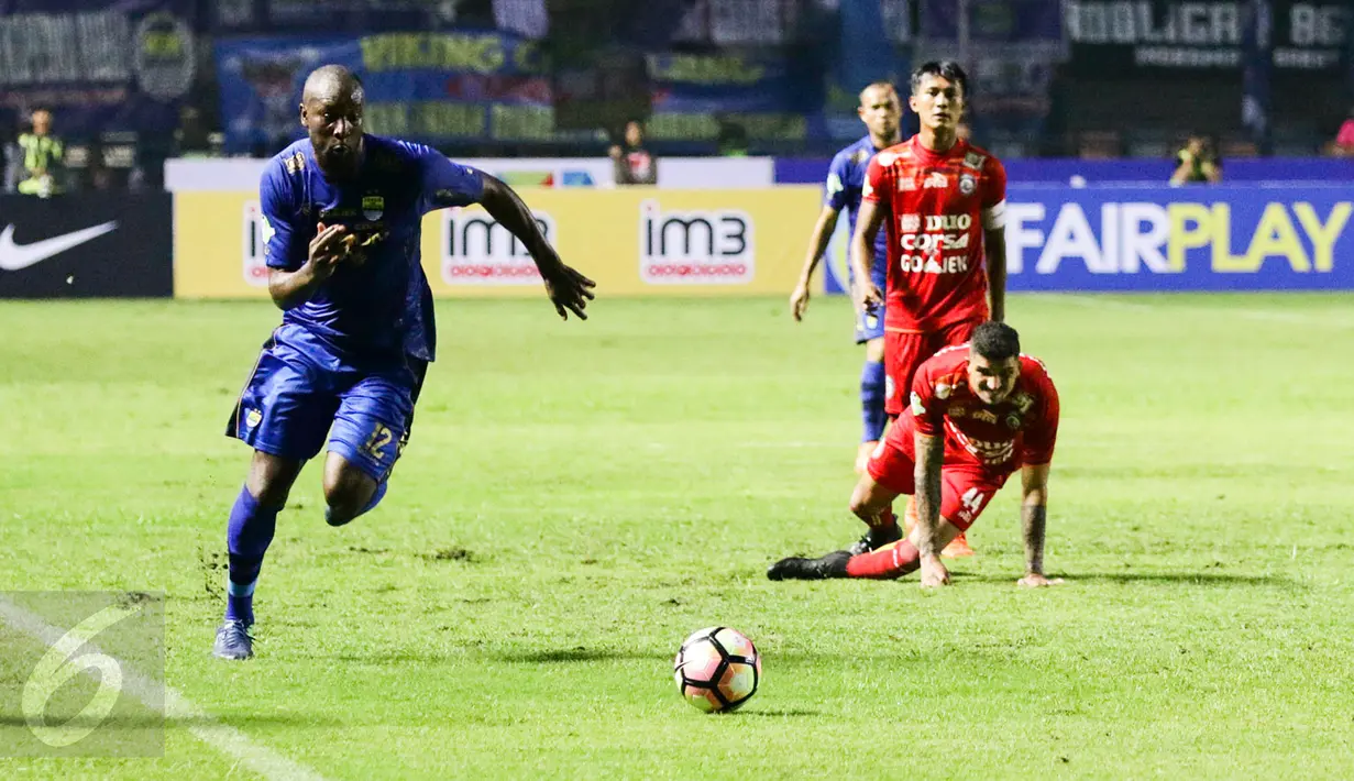 Penyerang Persib, Carlton Cole berusaha membawa bola saat berhadapan dengan Arema FC pada laga perdana Liga 1 2017 di Stadion Gelora Bandung Lautan Api, Sabtu (15/4). Persib bermain imbang atas Arema FC dengan skor 0-0. (Liputan6.com/Yoppy Renato)